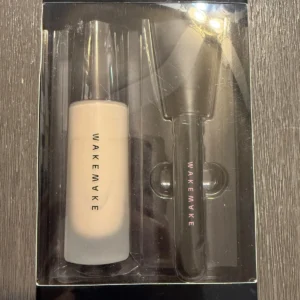 WAKEMAKE Water Velvet Cover Foundation 30ml + with Brush, Black Hush Edition