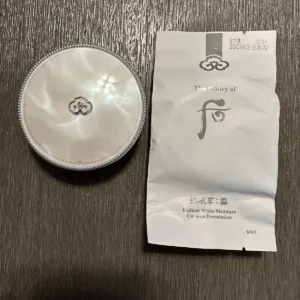 The History of Whoo GONGJINHYANG SEOL Radiant White MOISTURE CUSHION + 1 Refill